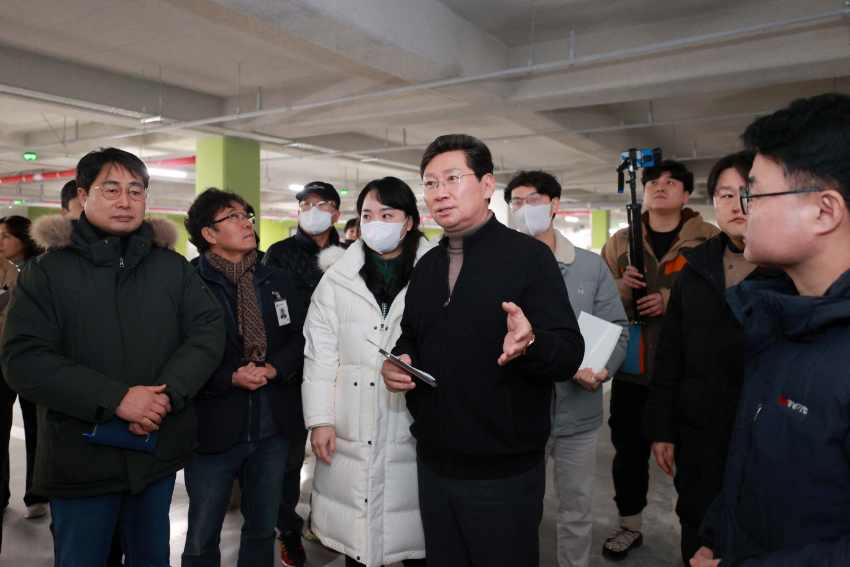 8-1. 이상일 용인특례시장이 경남아너스빌디센트 건설 현장을 방문해 하자보수 상황을 살피고 있다 (1).jpg