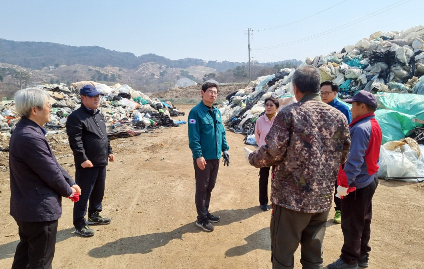 3-5. 이상일 시장은 1일 나무심기 행사 후 백암면 박곡리에 위치한 영농 폐비닐 집하 현장을 찾아 깨끗한 농촌마을 가.jpg