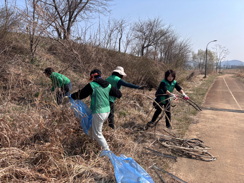 250403 6-1. 남사읍  시민 야구장 일대 봄맞이 대청소.jpeg