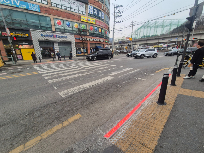 8-2. 동백3동 바닥신호등 설치.jpg