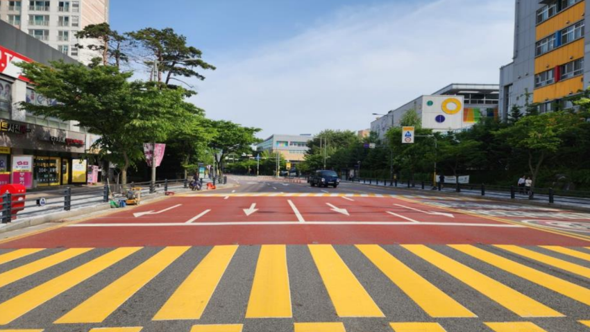 7-4. 서농초등학교 앞 어린이보호구역에 조성된 노란색 횡단보도.png