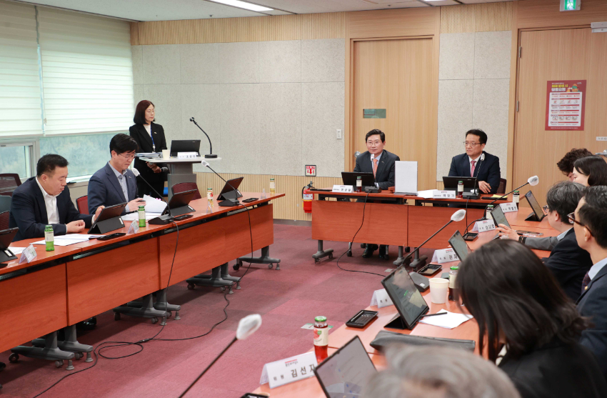 1-1. 9일 시청 컨퍼런스룸에서 제1회 2050 탄소중립녹색성장위원회가 열렸다.JPG