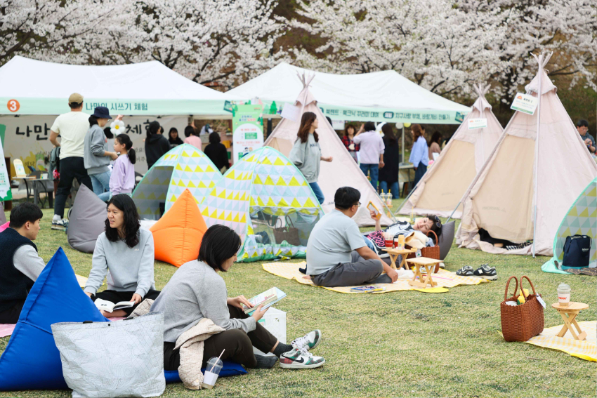 5-2. 12일 용인특례시 기흥구 신갈동에 있는 '만골근린공원' 광장에서 열린 '공원에서 즐기는 도서관' 행사.jpg