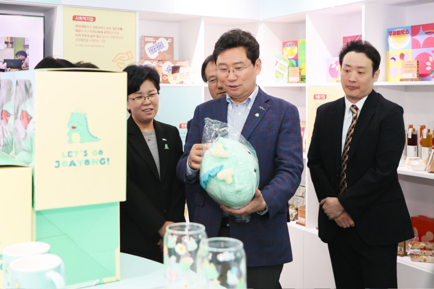 9-3. 16일 기흥역사 내 사회적경제홍보관·조아용in스토어에서 이상일 용인특례시장이 매장을 둘러보고 있다.jpg