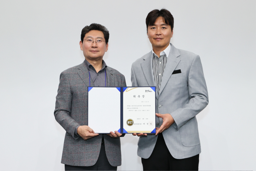 11-2. 이상일 용인특례시장이 18일 용인시민프로축구단 창단준비위원회 발족식에서 이동국 전 국가대표 선수에게 위촉장을 수여했다.jpg