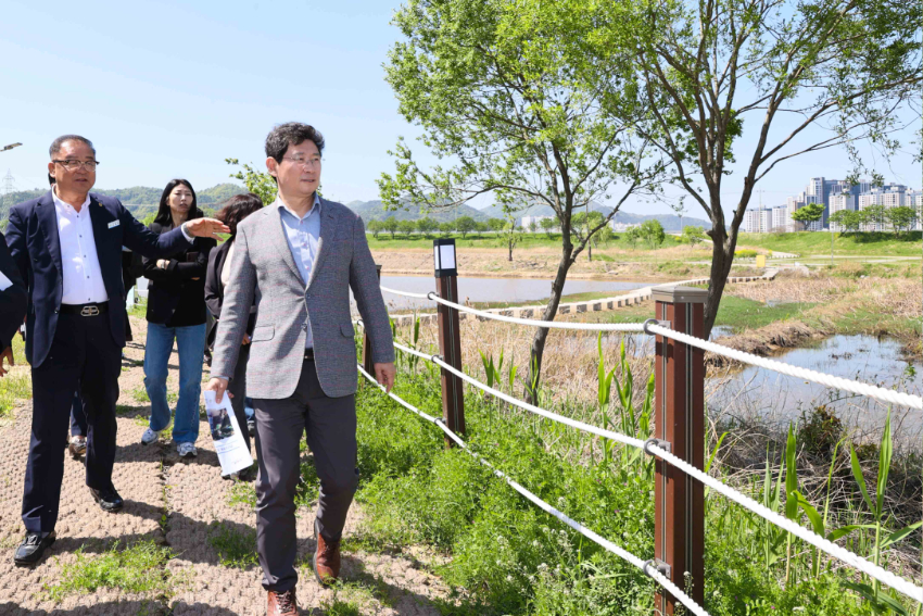 4-6. 25일 이상일 용인특례시장이 영산강정원을 시찰하고 있다..jpg
