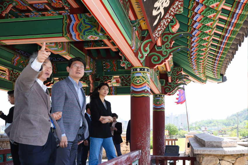 4-5. 25일 이상일 용인특례시장이 영금문 위에서 나주 일대를 둘러보고 있다..jpg