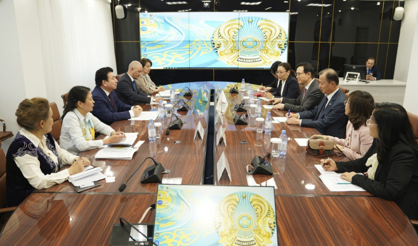 250425_임태희_경기도교육감__카자흐스탄_교육부_장관과_교육_협력_약속_“뜨겁게_지원하자”(사진2).jpg