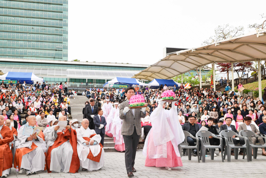 4-4. 이상일 시장이 향·등·꽃·과일·차·쌀 등 여섯가지 공양물을 부처님께 올리는 육법공양 의식에 참여하고 있다..jpeg