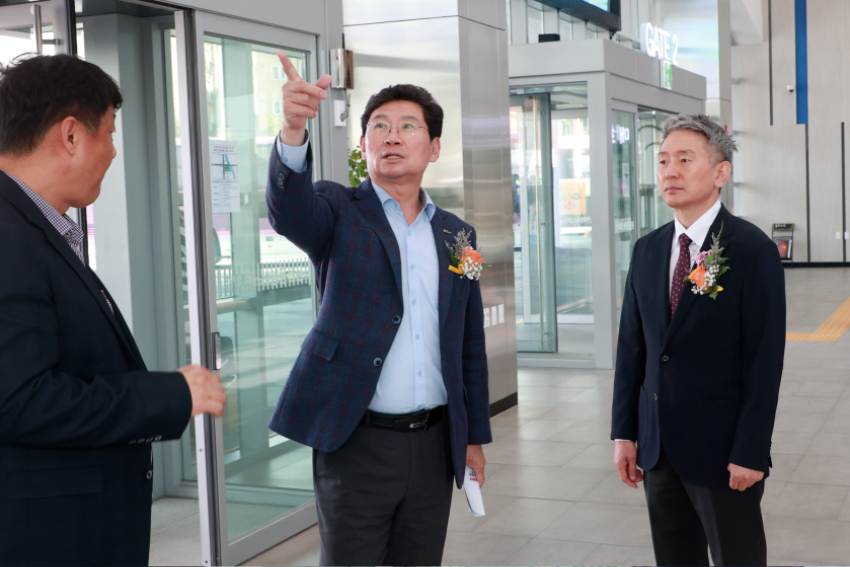 1-2. 이상일 용인특례시장이 28일 개관식을 열고 정식 운영을 시작한 '용인공영버스터미널' 시설을 둘러보고 있다..jpg