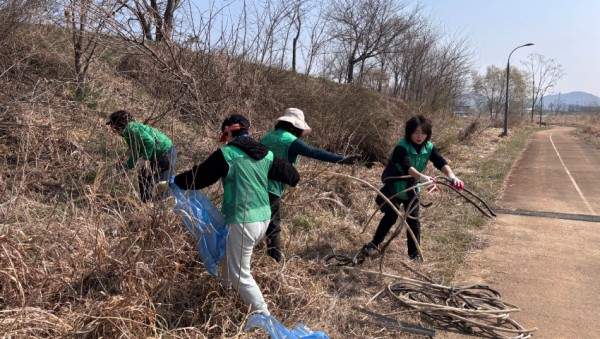 250403 6-1. 남사읍  시민 야구장 일대 봄맞이 대청소.jpeg