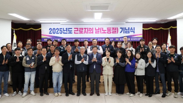13-2. 28일 용인시노동복지회관에서 이상일 시장과 근로자의날 기념표창을 받은 모범 근로자들이 기념촬영을 하고 있다.JPG