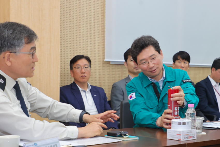 9-2. 1일 용인서부소방서에서 열린 제12회 용인특례시 안전문화살롱에 참석한 이상일 시장이 소화기를 살펴보고 있다.jpg