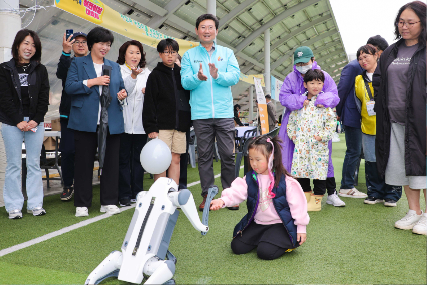 2-6. 3일 용인특례시청 에이스홀과 야외광장에서 ‘2025년 용인특례시 어린이날 대축제’가 열렸다.jpg