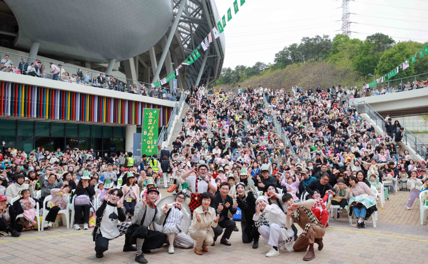 1-2. 5일 용인어린이상상의숲에서 이상일 시장과 행사에 참여한 시민들이 기념촬영을 하고 있다.JPG