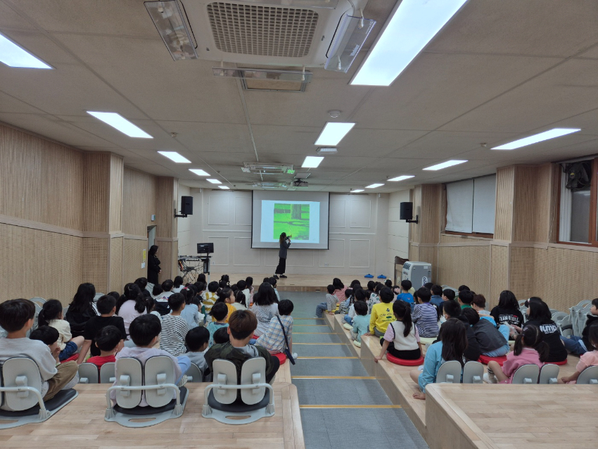 (20250513)용인교육지원청 보도자료(용인백현초, ‘백현아트홀’ 개관…예술과 일상이 만나는 학교 갤러리 운영 시작) 사진2.jpg