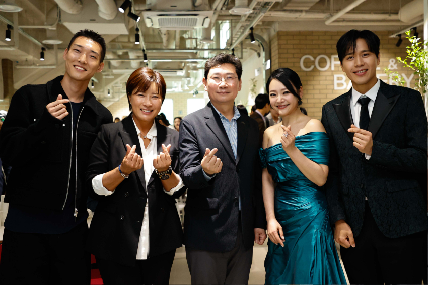 13-5. 이상일 시장(가운데)은 13일 SERI PAK with 용인 개관식에서 우상혁 육상선수(왼쪽), 박세리 전 감독(왼쪽 두번째), 김소현·손준호 뮤지컬 배우(오른쪽)와 기념 촬영했다.jpg