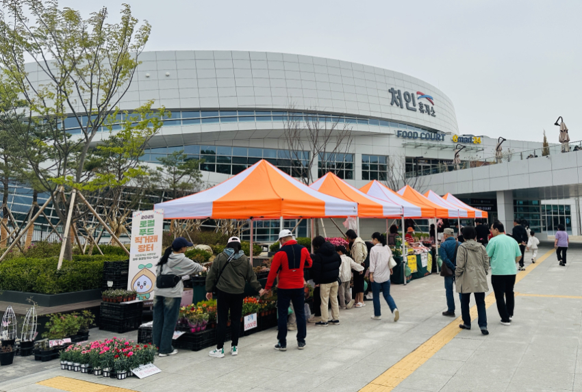 250515 11. 용인특례시는 처인휴게소에 로컬푸드 직거래 장터를 매주 일요일 운영한다.jpeg