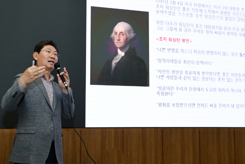 15-2. 14일 이상일 시장이 단국대 국제관에서 리더와 리더십을 주제로 특강을 하고 있다.jpg