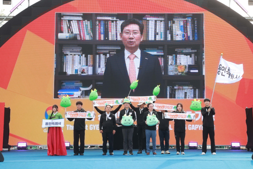 7-2. 이상일 용인특례시장이 용인선수단과 함께 제71회 경기도체육대회 2025가평 행사장에 입장하고 있다..jpg