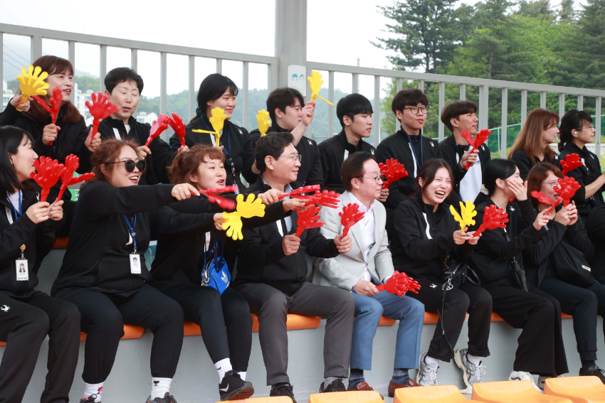 7-1. 이상일 용인특례시장이 15일 체육회 관계자들과 함께 제71회 경기도체육대회 2025가평에서 용인축구선수단을 응원하고 있다..jpg