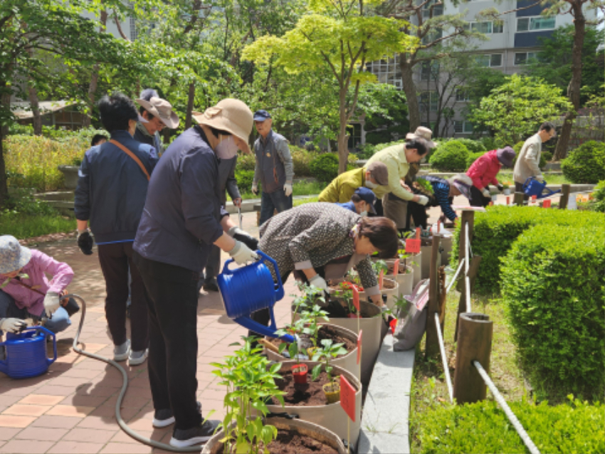 2. 용인특례시는 지역 내 경로당을 대상으로 '찾아가는 실버텃밭'을 운영하고 있다.jpg