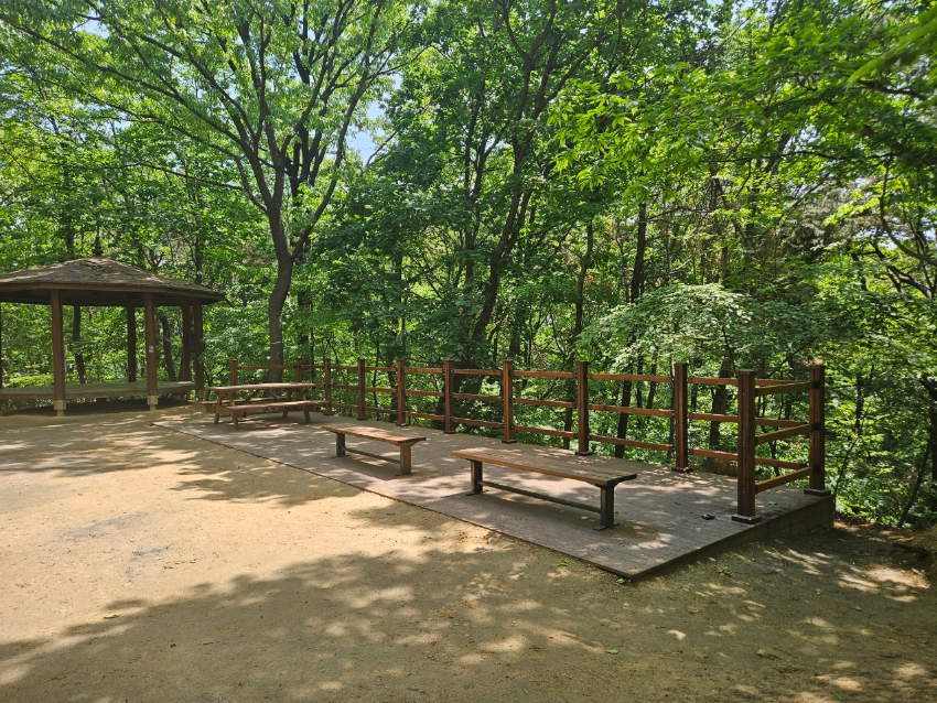 3. 데크형 휴게쉼터가 설치된 동진원1근린공원.jpeg