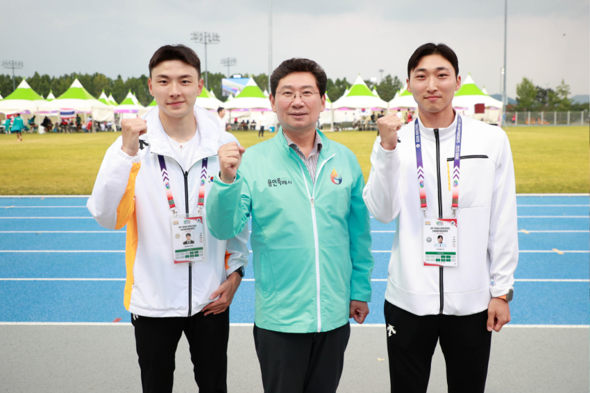 6-2. 이상일 용인특례시장(가운데)이 29일 경북 구미에서 열린 '제26회 구미아시아육상경기선수권대회'에서 남자 세단뛰기 동메달을 거머쥔 유규민(오른쪽) 선수와 남자 높이뛰기 최진우 선수를 만나 격려했다..jpg