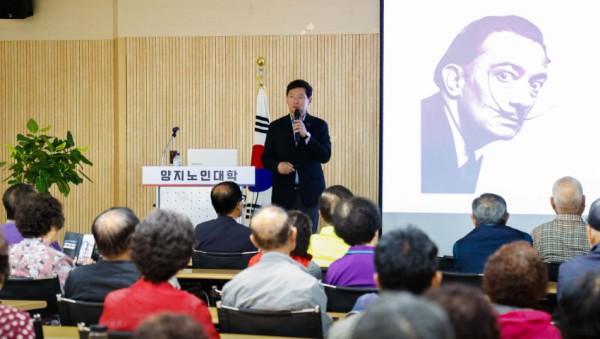 4-2. 21일 이상일 시장이 양지면 행정복지센터에서 특강을 하고 있다.jpg