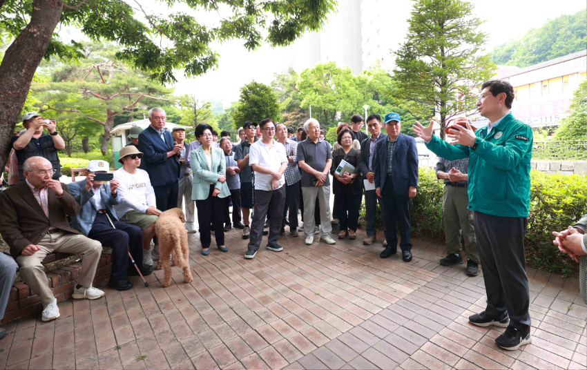 10-1. 이상일 용인특례시장은 10일 기흥구 마북동 교동마을 현대홈타운 민원 현장을 찾아 현장을 점검하고 주민 의견을 청취했다.jpg
