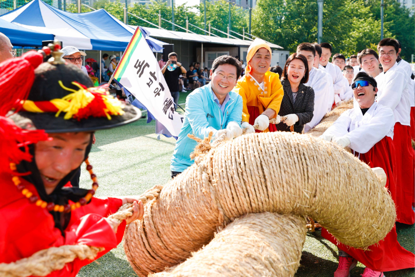 12-3. 이상일 용인특례시장이 14일 '독바위 민속줄다리기 한마음 축제'에서 줄다리기 경기에서 용줄 선두에서 줄을 당기고 있다..jpg