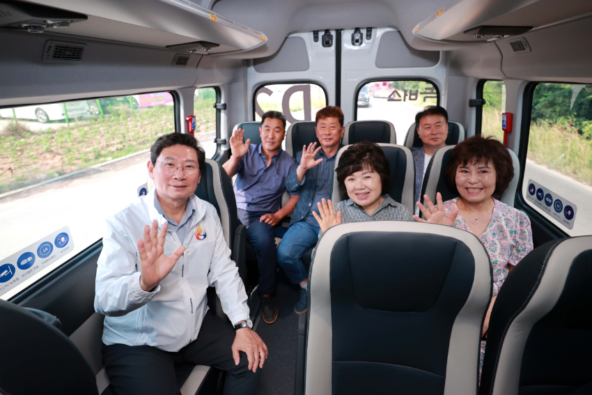 13-1. 이상일 용인특례시장이 19일 오전 수용응답형 교통수단 똑버스에 탑승해 처인구 이동·남사읍 주민들과 의견을 나눴다..JPG