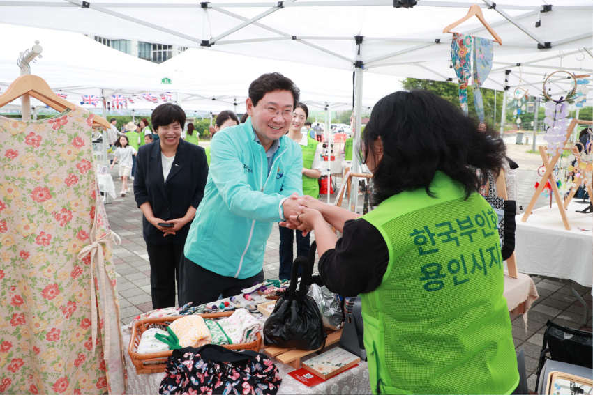 2-3. 이상일 용인특례시장은 21일 기흥호수공원에서 열린 (사)한국부인회 경기도지부 용인시지회 그린데이 행사에 참석해 EM흙공던지기 활동에 동참했다.jpg