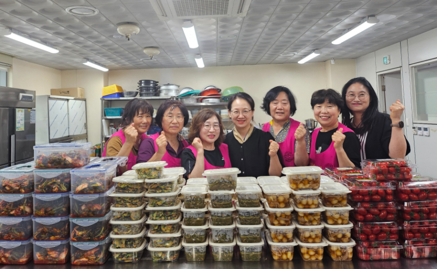 5-3. 역북동 새마을부녀회 회원는 사랑의 밑반찬 나눔 행사를 했다 (1).jpg