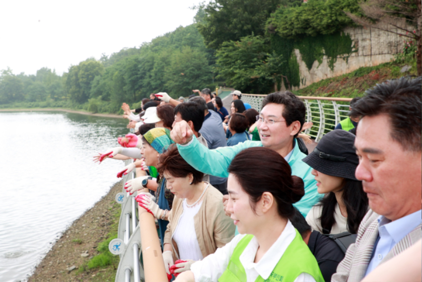 7-2. 이상일 용인특례시장은 21일 기흥호수공원에서 열린 (사)한국부인회 경기도지부 용인시지회 그린데이 행사에 참석해 EM흙공던지기 활동에 동참했다.jpg