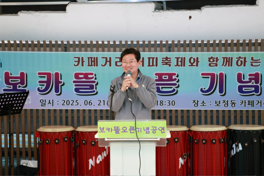 7-3. 이상일 시장은 21일 제1회 BOCA 커피 페스타에 참석해 시민, 상인들과 소통했다.jpg