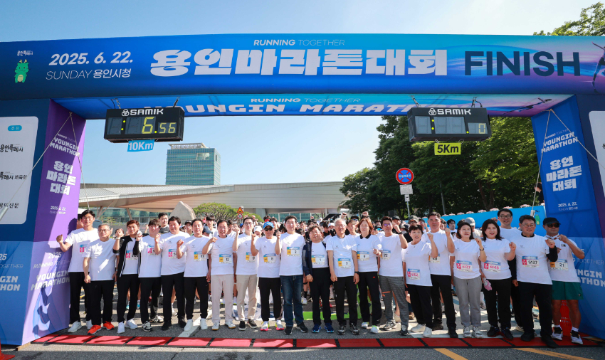 7-5. 이상일 용인특례시장은 22일 시청 하늘광장에서 열린 용인마라톤 대회 개회식에 참석했다.JPG