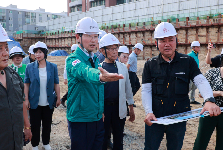 9-4. 23일 옛 기흥중 부지에 추진 중인 다목적체육시설 건설 현장에서 이상일 시장이 현장 점검을 하고 있다.jpg