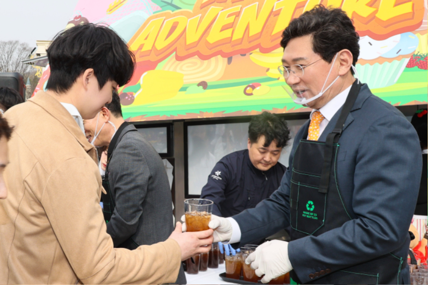 10-2. 이상일 용인특례시장이 지난 3월 25일 에버랜드에서 다회용기 사용 확대를 위한 캠페인에 참여했다.jpg