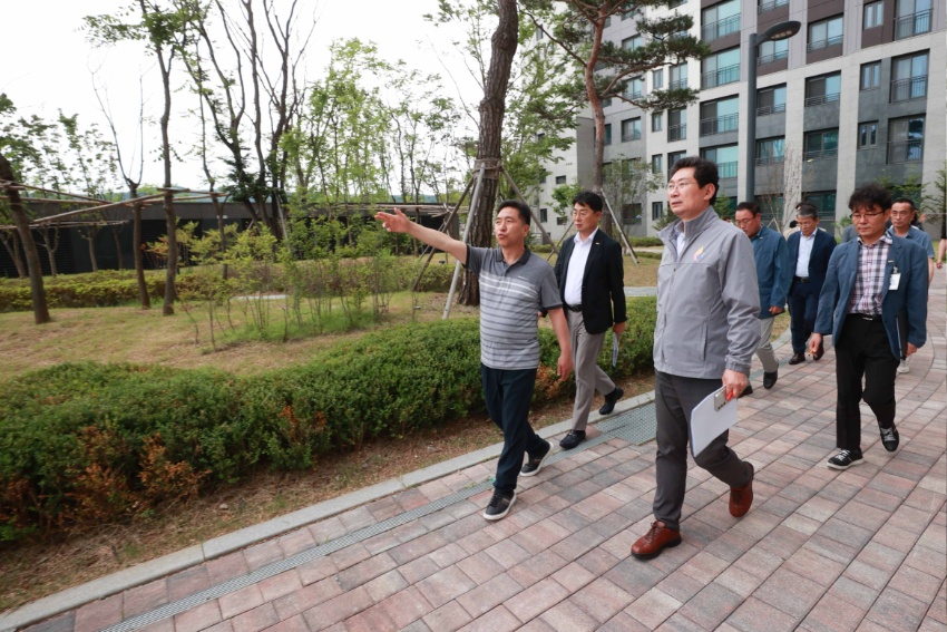 8-1. 이상일 용인특례시장은 24일 처인구 고림동 '힐스테이트 용인 둔전역 아파트'를 방문해 '공동주택 민생현장 소통버스킹'의 첫문을 열고 입주민들과 소통했다.jpg