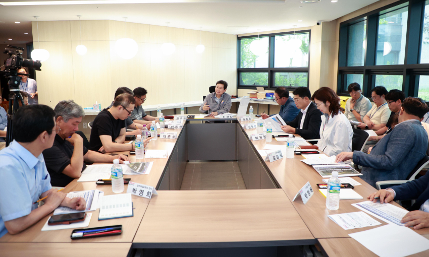 8-2. 이상일 용인특례시장은 24일 처인구 고림동 '힐스테이트 용인 둔전역 아파트'를 방문해 '공동주택 민생현장 소통버스킹'의 첫문을 열고 입주민들과 소통했다.jpg