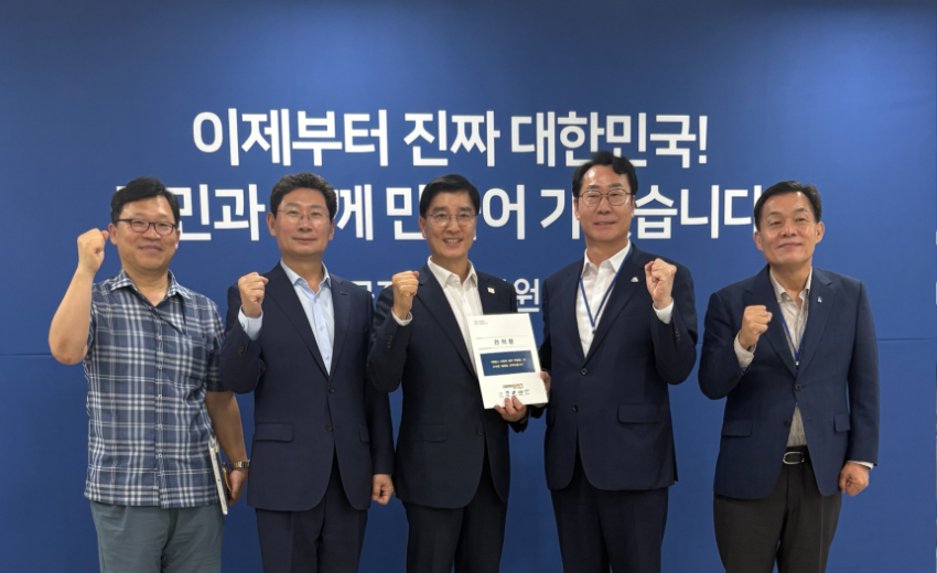 1. 이상일 용인특례시장(왼쪽 두번째)은 9일 국정기획위원회를 방문해 '특례시 지원에 관한 특별법' 제정 촉구 건의문을 전달했다.jpg