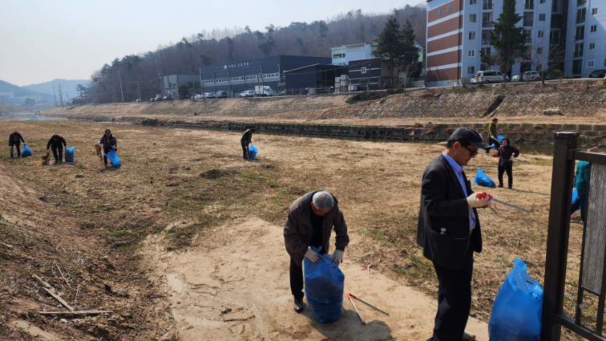 1-1. 용인특례시가 처인구 원삼면과 백암면의 핵심 수계인 '청미천' 수질개선 종합계획을 수립했다. 사진은 청미천의 환경정화 활동 모습..jpg