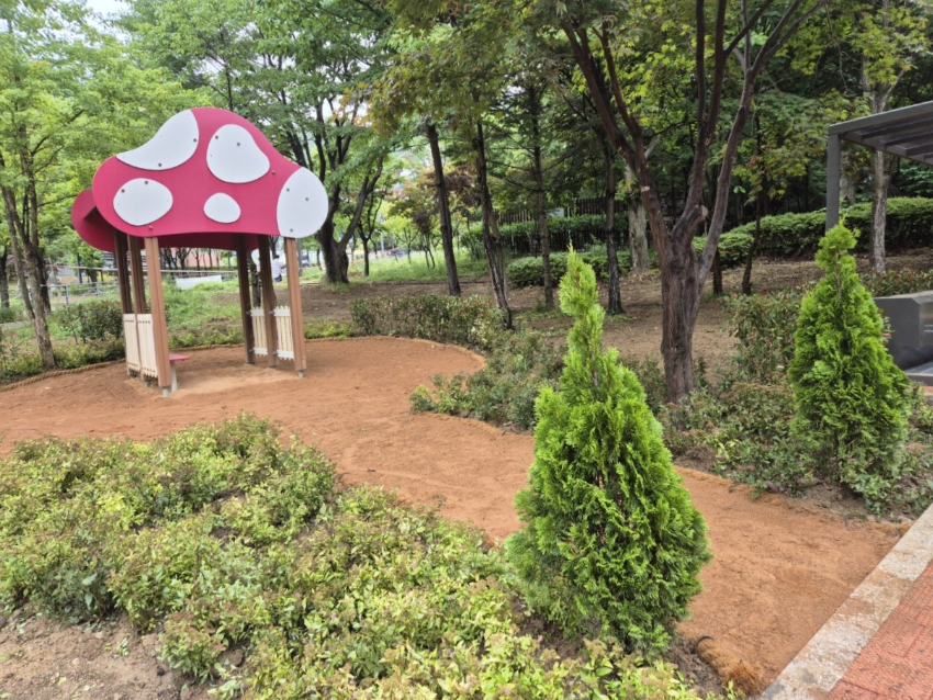 6-1. 용인특례시 수지구 한빛중학교 앞 경관녹지에 조성된 유아용 '내 집 앞 맨발길'.jpeg