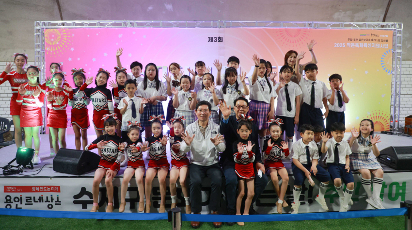9-2. 19일 수지중앙터널에서 열린 '제3회 수지터널 페스티벌'에서 이상일 시장이 무대 위에 오른 학생들과 기념촬영을 하고 있다..jpg