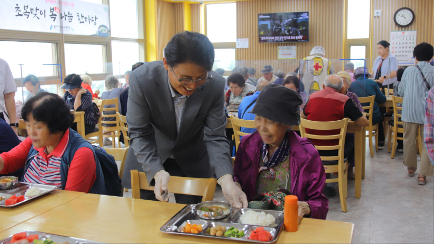 [사진2] 함께해서 더 든든한 여름 용인시기흥노인복지관, 초복 맞아 어르신 건강한 여름나기 지원.JPG