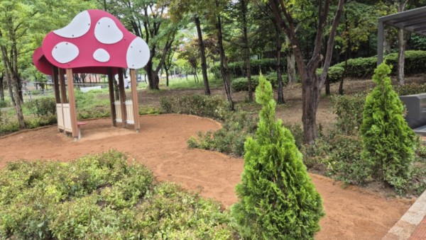 6-1. 용인특례시 수지구 한빛중학교 앞 경관녹지에 조성된 유아용 