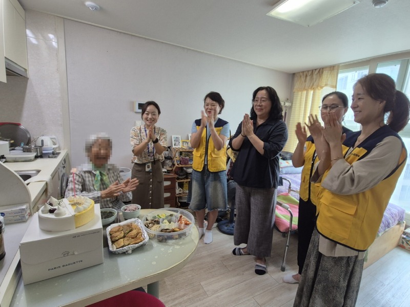 6-1. 기흥구 동백3동 지역사회보장협의체는 독거어르신 대상 '찾아가는 생신상'을 지원했다.jpg
