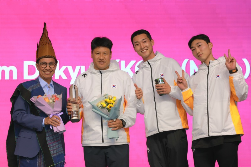 1. 용인특례시 직장운동경기부 육상팀 우상혁(오른쪽 두번째), 유규민(오른쪽 첫번째) 선수와 김도균(왼쪽 두번째)감독이 2025 구미 아시아육상경기 선수권대회에서 메달을 획득하고 기념촬영하고 있다.JPG