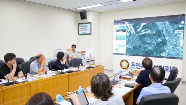 [사진 3] 용인반딧불이시민모임 관계자가 반딧불이 서식지에 대해 설명하고 있다.jpg